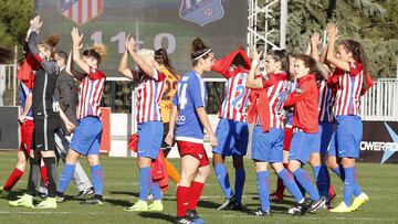 Las jugadoras del Atlético brindan a su afición el 11-0 ante el Tacuense.