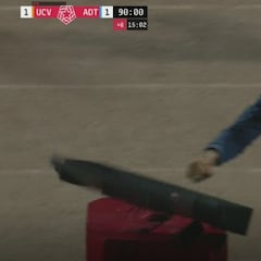 Abreu pierde el juicio: golpea el monitor del VAR en Liga 1