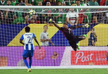 GLENDALE, AZ - JULY 20: Goalkeeper Luis Lopez #1 of Honduras makes a diving save against Mexico during the first half in a quarterfinal match during the CONCACAF Gold Cup at University of Phoenix Stadium on July 20, 2017 in Glendale, Arizona.   Norm Hall/Getty Images/AFP
== FOR NEWSPAPERS, INTERNET, TELCOS & TELEVISION USE ONLY ==