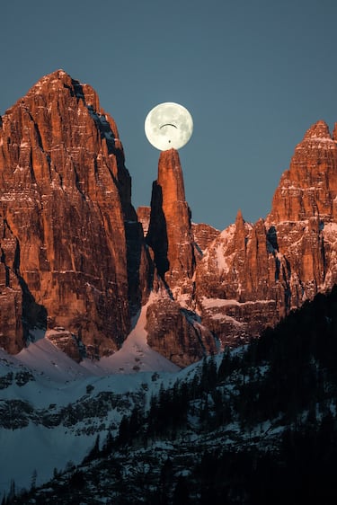 This image is free for editorial purposes only when used in relation to Red Bull Illume. Please always add the photographer credit: ? Name of photographer / Red Bull Illume Photographer: Filippo Frizzera, Athletes: Marco Diliberto & Nicola Donini, Location: Andalo, Italy // Red Bull Illume 2023 // SI202310090261 // Usage for editorial use only //