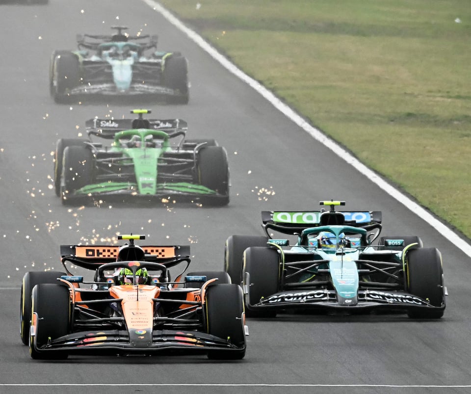 Lando Norris (McLaren MCL39) y Fernando Alonso (Aston Martin AMR25). Hungaroring, Hungría. F1 2025.