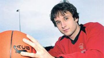 <b>GRAN REFUERZO. </b> Raúl López regresa al club blanco por el que fi chó en el año 2000 por primera vez.