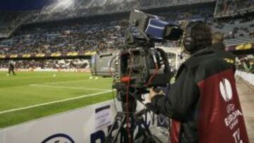 POL&Eacute;MICA. Una c&aacute;mara de televisi&oacute;n en un partido en Mestalla.