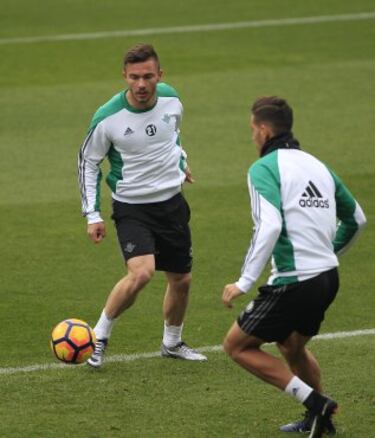 La llegada del rumano trajo recuerdos de Filipescu por el Villamarín. Y está respondiendo a las expectativas. Asentado en la línea de 3 centrales que frenó al Barcelona y al Valencia, el millón de euros que costó parece una buena inversión.