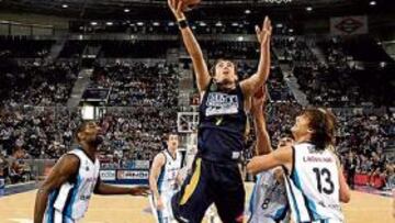 <b>TARDE GRIS. </b>Samo Udrih, que no estuvo muy acertado, penetra a canasta ante David Doblas.