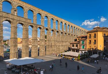 La altura máxima de la construcción romana se alcanza en la Plaza del Azoguejo con 28,10 metros de altura. 