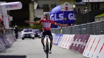 El ciclista británico Leo Hayter celebra su victoria en la tercera etapa del Giro de Italia sub-23 en Santa Caterina Valfurva.