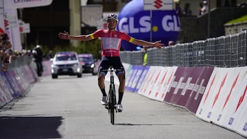 El ciclista británico Leo Hayter celebra su victoria en la tercera etapa del Giro de Italia sub-23 en Santa Caterina Valfurva.