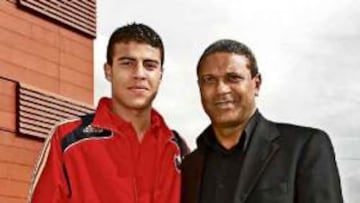 Mazinho con uno de sus hijos