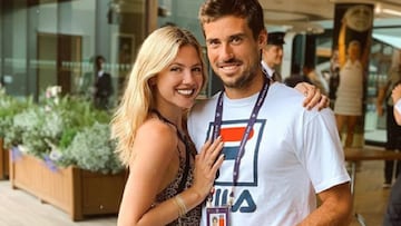 El argentino venció a Kevin Anderson, pasó a octavos de final por primera vez en su carrera y lo celebró junto a su futura esposa.