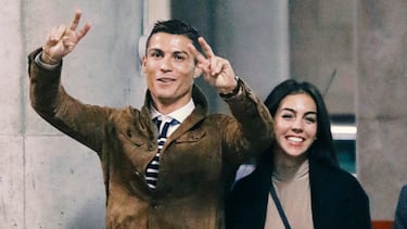 Según desveló ABC, el futbolista conoció a la joven española el mes de junio anterior en la tienda de Gucci en la que ella trabajaba como dependienta. Le atendió y el portugués se quedó prendado de ella. Intercambiaron los teléfonos y poco después comenzaron su historia de amor.