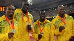 El relevo de Jamaica del 4x100 formado por Usain Bolt, Asafa Powell, Nesta Carter y Michael Frater posan con la medalla de oro de campeones ol&iacute;mpicos en Pek&iacute;n 2008.