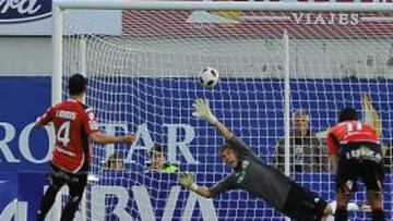 <b>ESPECIALISTA. </b>Ramis lanza de penalti y Guaita no puede detenerlo. Supuso el 1-0 para el Mallorca ante el Valencia en el Iberostar.