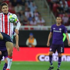 Isaác Brizuela renueva con Chivas hasta 2022