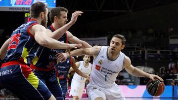 GRAF3961. ANDORRA LA VELLA, 03/02/2018.- El escolta franc&eacute;s del RealMadrid Fabien Causeur (d) intenta superar al estadounidense John Shurna (c) y al checo David Jelinek (i), ambos de Morabanc Andorra, durante el partido de la d&eacute;cimonovena jo