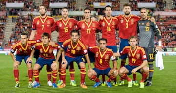 Equipación de la Selección Española entre 2012 y 2013. Fotografía correspondiente a la Clasificación del Mundial de Brasil en 2013 en el partido contra Bielorrusia.
