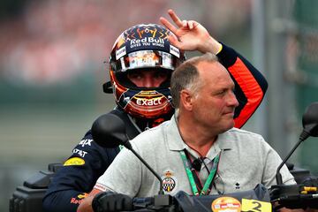 Max Verstappen saluda a los aficionados presentes en el circuito tras retirarse de la carrera. 