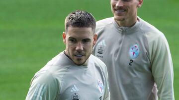 El lateral serbio Mihailo Ristic durante un entrenamiento del Celta junto al central sueco Carl Starfelt.