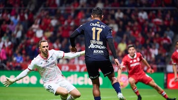 Pau Lopez (L) of Toluca fights for the ball with Luis Romo (R) of Guadalajara during the 7th round match between Toluca and Guadalajara as part of the Liga BBVA MX, Torneo Clausura 2025 at Nemesio Diez Stadium, on February 15, 2025 in Toluca, Estado de Mexico, Mexico.
