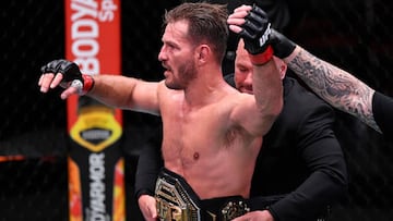 Stipe Miocic celebra su victoria en el UFC 252.