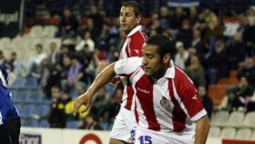 <b>LUCHA EN LA BANDA. </b>Rufete y Moha pugnan por el control del balón, ayer, durante un instante del partido.