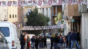 Los aficionados del Rayo se reunieron antes del partido en los alrededores de Vallecas.