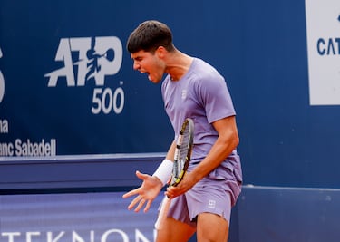 Alcaraz celebra eufóricamente su triunfo en la primera ronda del Barcelona Open Banc Sabadell.