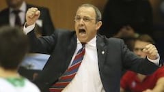 El entrenador del CSKA Mosc&uacute;, Ettore Messina da instrucciones a sus jugadores ante el Panathinaikos.