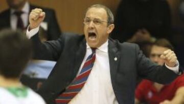 El entrenador del CSKA Moscú, Ettore Messina da instrucciones a sus jugadores ante el Panathinaikos.