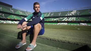 Lo Celso posa para As en el Benito Villamarín, que ya le idolatra.