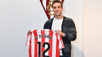 18-12-25. BRIAN OLIVÁN, CON SU NUEVA CAMISETA COMO JUGADOR DEL SPORTING.