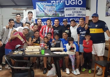 O Almada, Guayo, do ambiente Tivez que se esconde em uma mesa de bala 