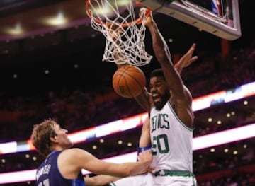 Amir Johnson y Dirk Nowitzki.