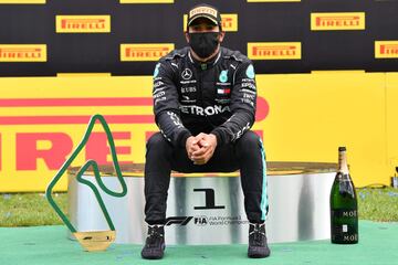 Lewis Hamilton se quedó sentado en el podio al finalizar la entrega de trofeos. 