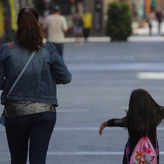¿Con quién y cómo pueden salir a pasear los adultos?