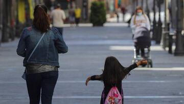 ¿Con quién y cómo pueden salir a pasear los adultos?