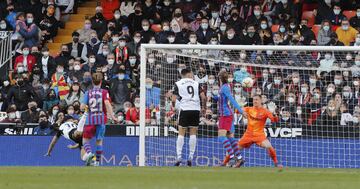 Carlos Soler marca el 1-3 al Barcelona. 