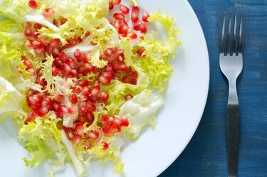 Lava bien la escarola y mézclala con granada, manzana en dados y unas nueces. Aliña con aceite de oliva y vinagre suave. Es refrescante y favorece la digestión.
