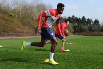 Dany Welbeck en la competencia con Alexis Sánchez.