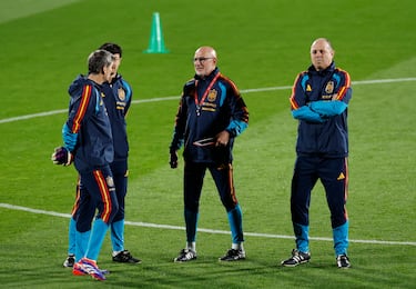 Luis de la Fuente con su cuerpo técnico.