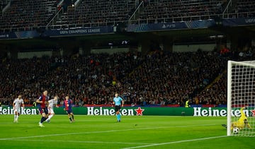 1-0. El delantero polaco lanza a la izquierda de Marco Bizot y engaña al guardameta del Brest en el minuto 9 de partido.