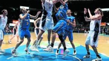 <b>COLOSAL. </b>Stanko Barac captura un rebote frente a Juanjo Triguero.