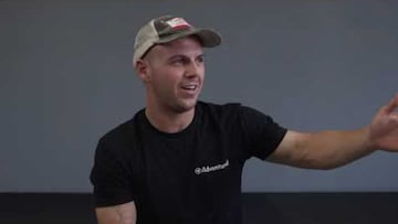 El youtuber y snowboarder Trevor Jacob, con gorra, hablando y gesticulando en uno de sus vídeos de YouTube.