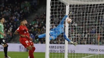 Alfonso Pastor encaja el gol de córner de Fekir.