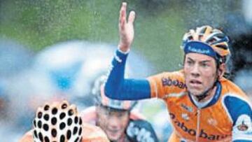 <b>SPRINT EN ALTO. </b>Igor Antón se impuso al holandés Thomas Dekker, que se quejó del sprint.