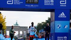 Athletics - Berlin Marathon - Berlin, Germany - September 25, 2022 Kenya's Eliud Kipchoge celebrates as he wins the Berlin Marathon and breaks the World Record REUTERS/Fabrizio Bensch     TPX IMAGES OF THE DAY