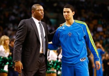 El entrenador Doc Rivers, de Boston Celtics, con su hijo Austin Rivers de New Orleans Hornets.