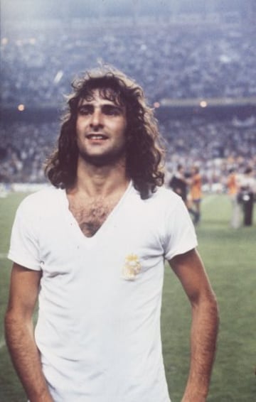 El jugador del Valencia Mario Kempes con la camiseta del Real Madrid tras el intercambio de las elásticas. 
