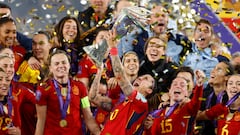 Jennifer Hermoso alza el trofeo, rodeada de sus compañeras, durante la celebración de la Selección española de fútbol de su título en la Nations League.