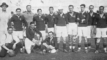SELECCIÓN QUE GANÓ LA PLATA DE FÚTBOL EN AMBERES. Desde la izquierda: Belauste (de paisano y con sombrero), Acedo, Zamora, Artola, Patricio, Pichichi, Arrate, Eguiazábal, Vázquez, Sancho y Paco Bru (preparador). Sentados: Lemel (cuidador), Vallana y Pagaza.